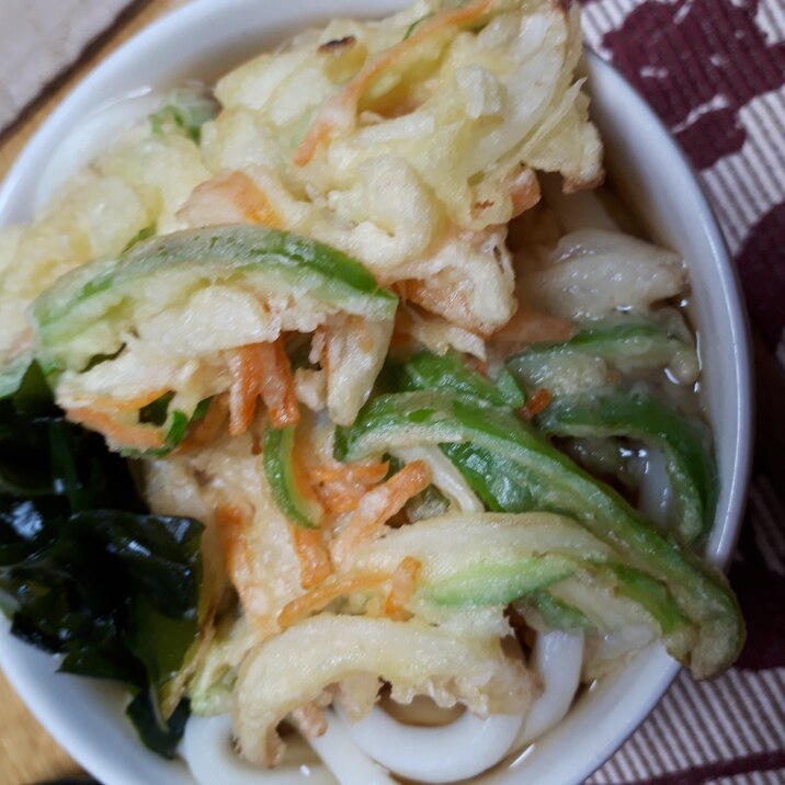 野菜のかきあげとワカメのうどん